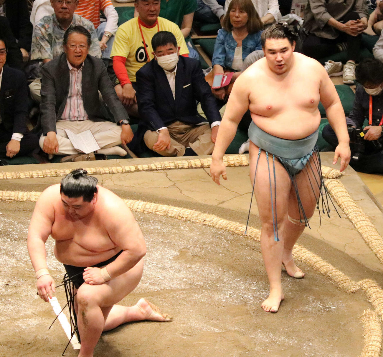 正代（左）をはたき込みで破った欧勝馬（撮影・深田雄智）