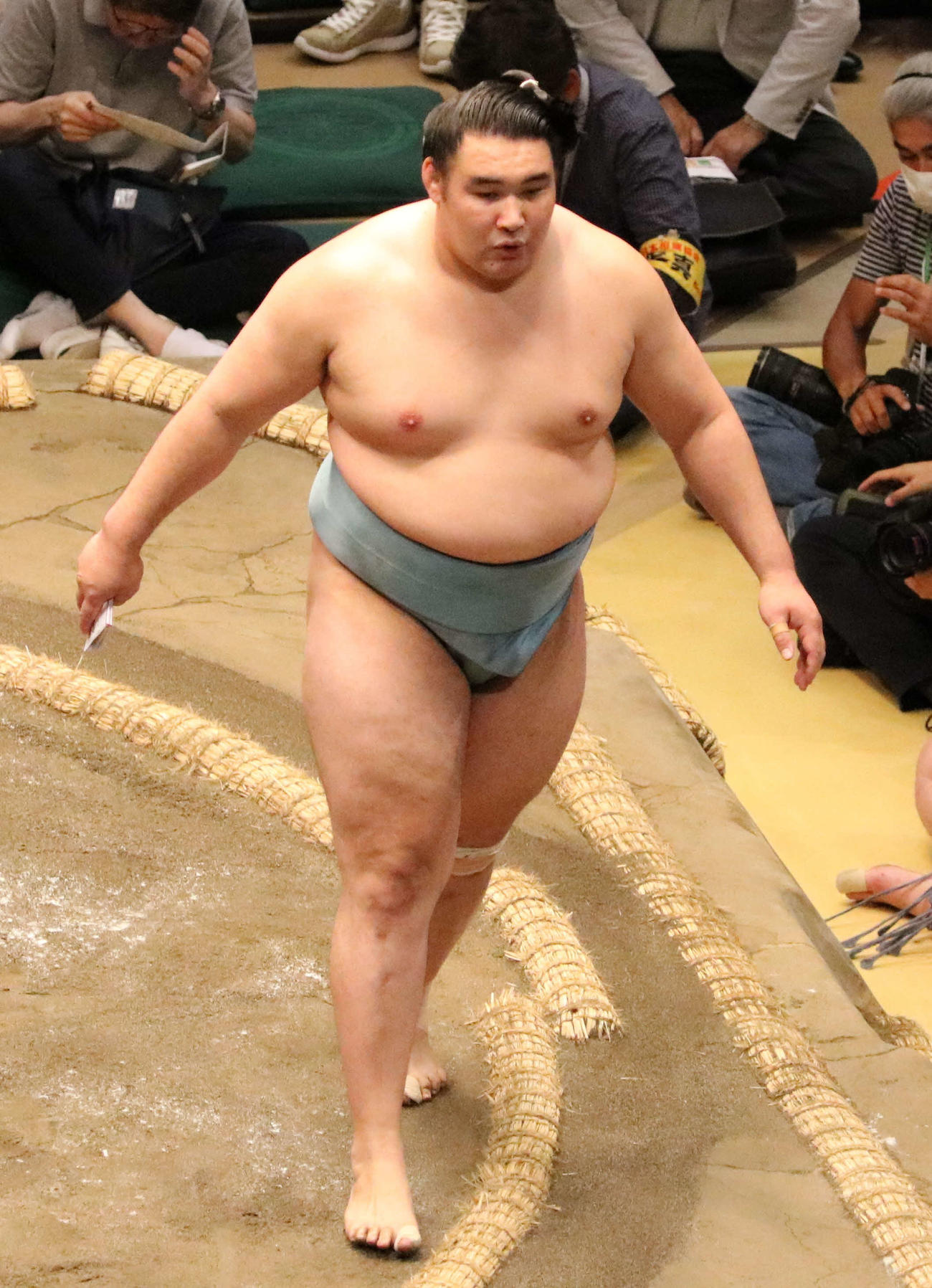 懸賞金を手に引き揚げる欧勝馬（撮影・深田雄智）