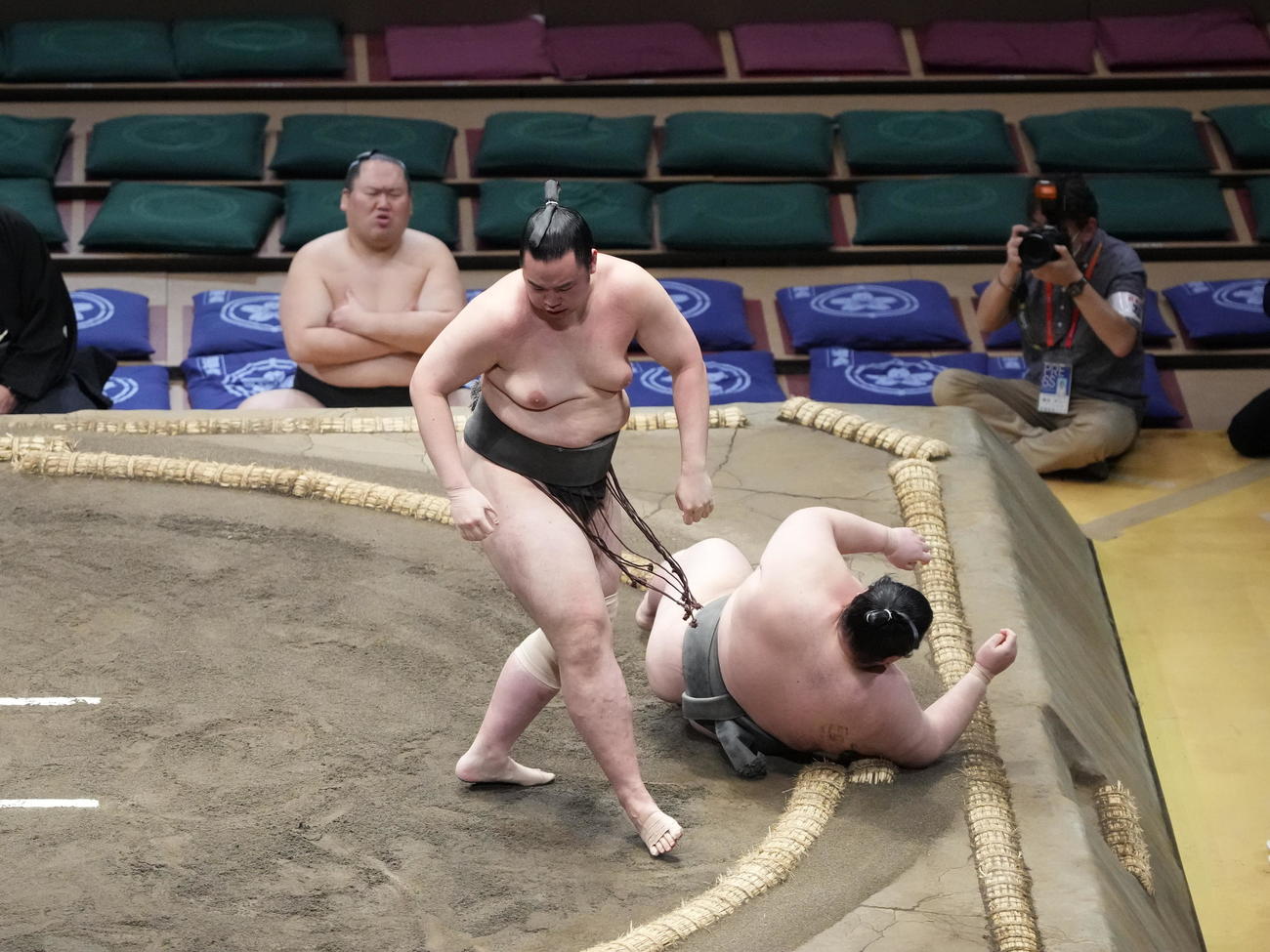朝東（左）は優力勝を寄り倒しで破り序二段優勝を決める（撮影・小沢裕）