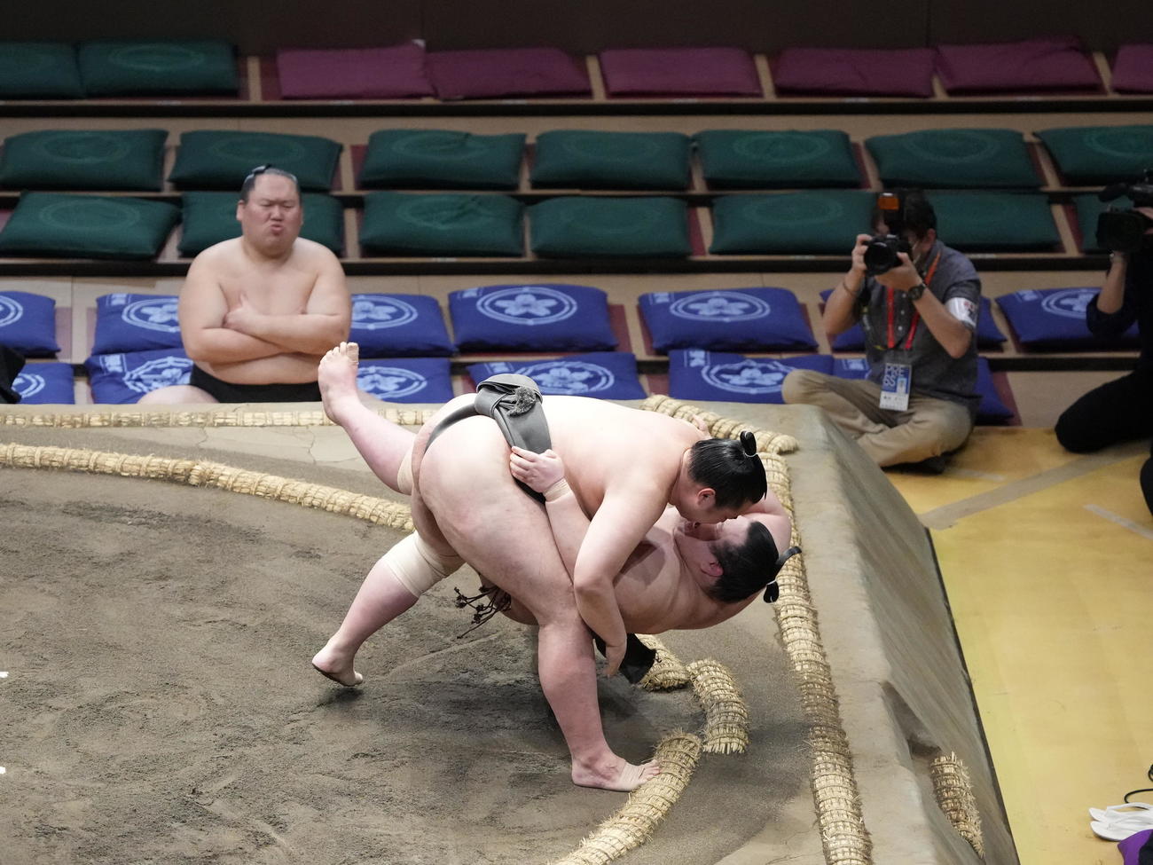朝東（手前）は優力勝を寄り倒しで破り序二段優勝を決める（撮影・小沢裕）