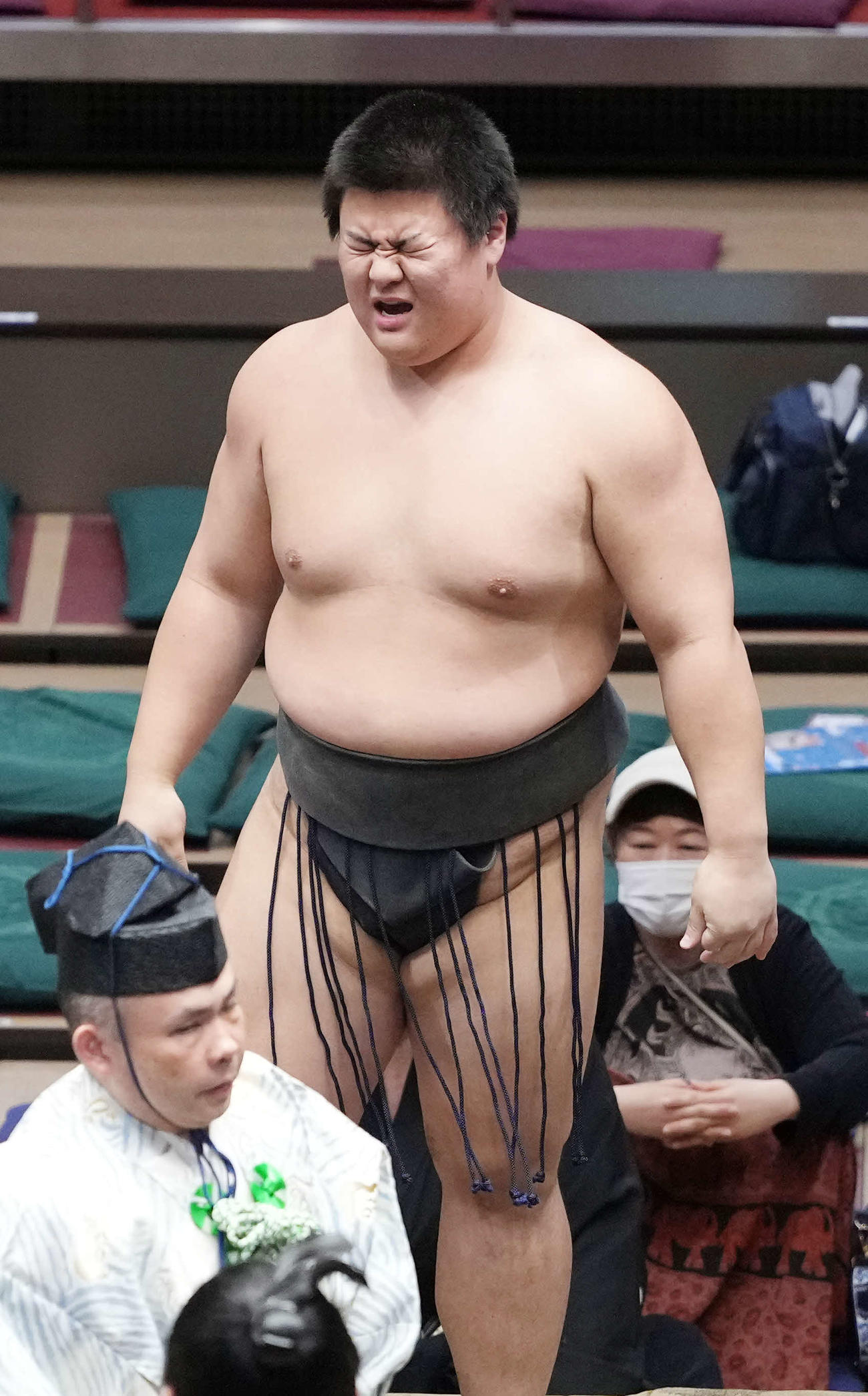 藤青雲（手前）に寄り倒しで敗れ幕下優勝を逃した草野（撮影・小沢裕）