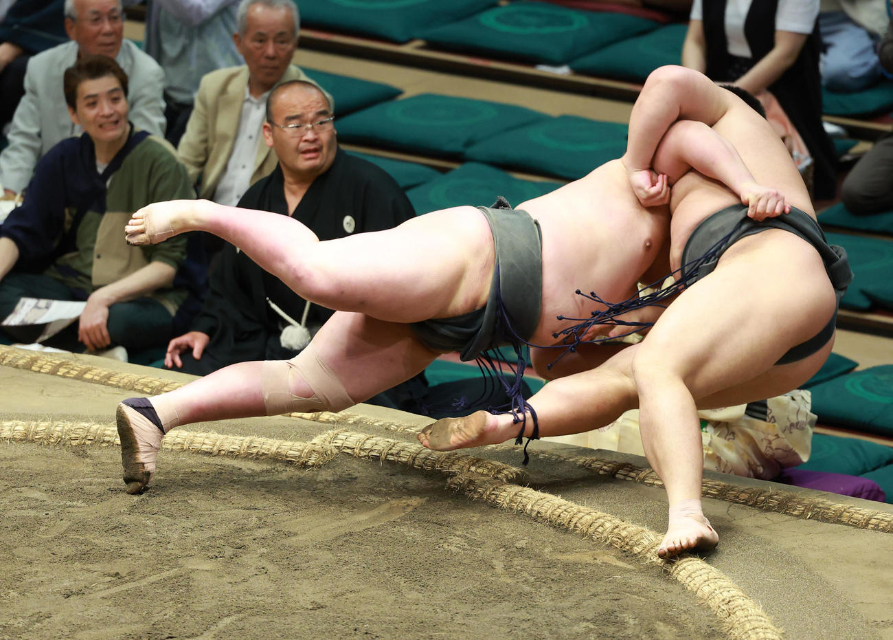 草野（右）を寄り倒しで破る藤青雲（撮影・中島郁夫）