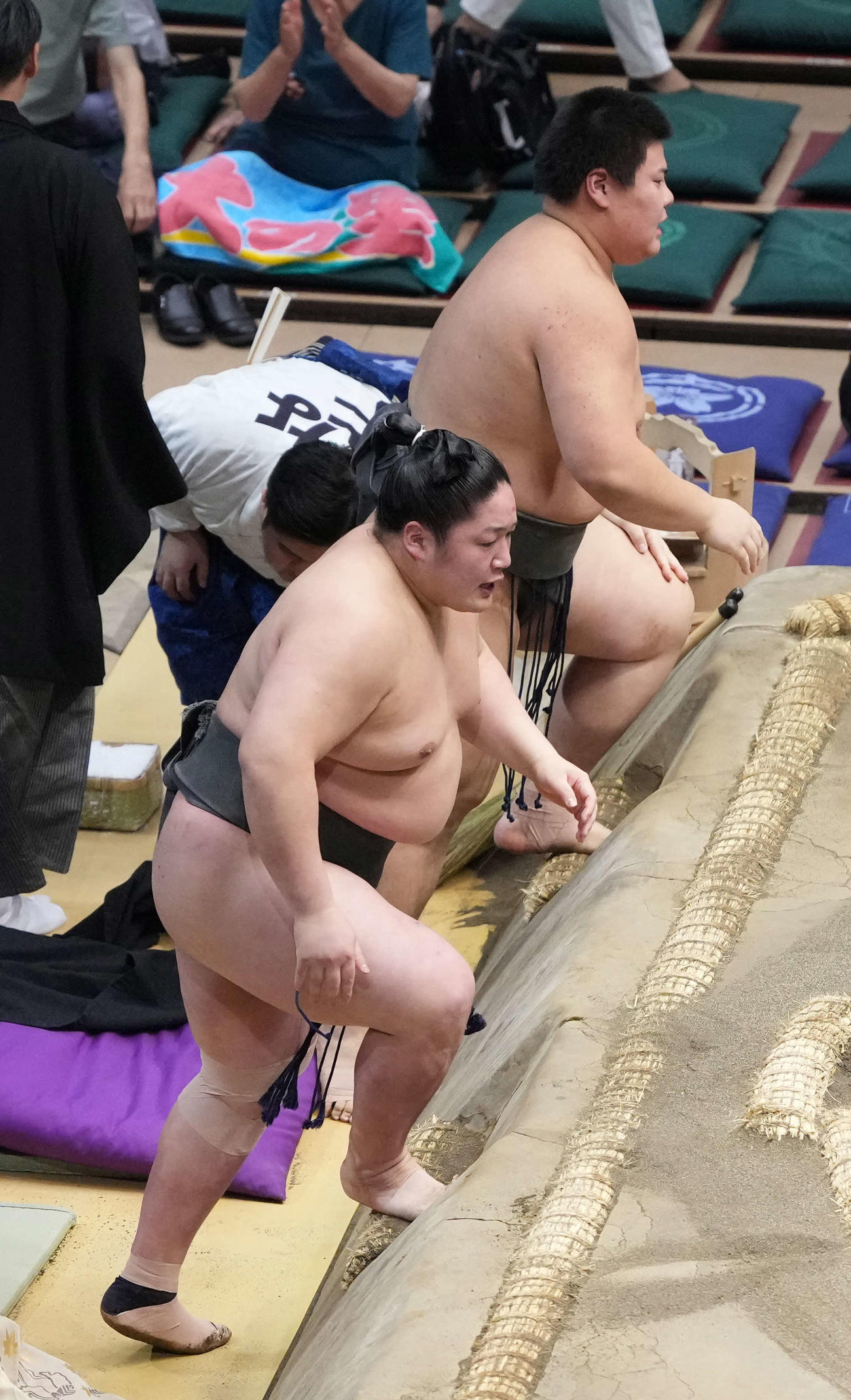 藤青雲（手前）は草野を寄り倒しで破り幕下優勝を決める（撮影・小沢裕）