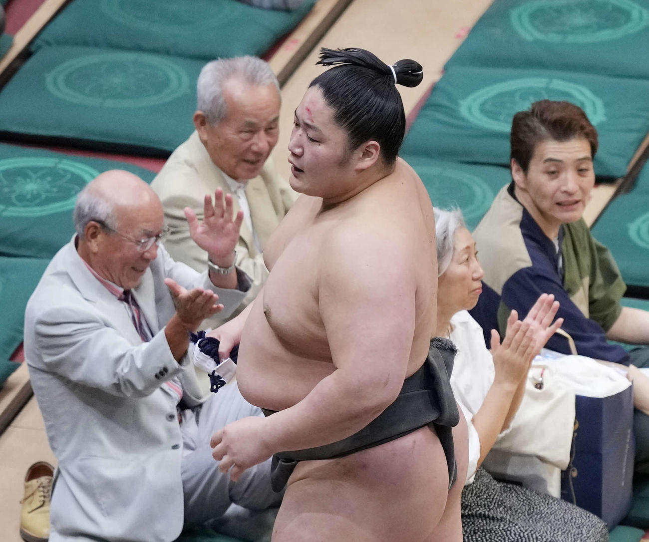 藤青雲は幕下優勝を飾り声援を受けながら花道を引き揚げる＝2024年5月24日（撮影・小沢裕）
