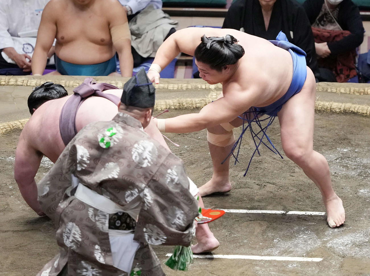 若隆景（右）は紫雷を上手出し投げで破る（撮影・小沢裕）