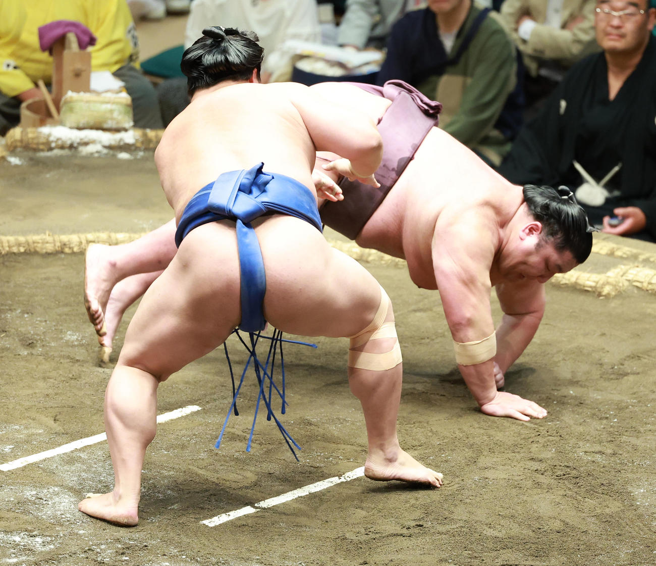 紫雷（右）を上手出し投げで破る若隆景（撮影・中島郁夫）