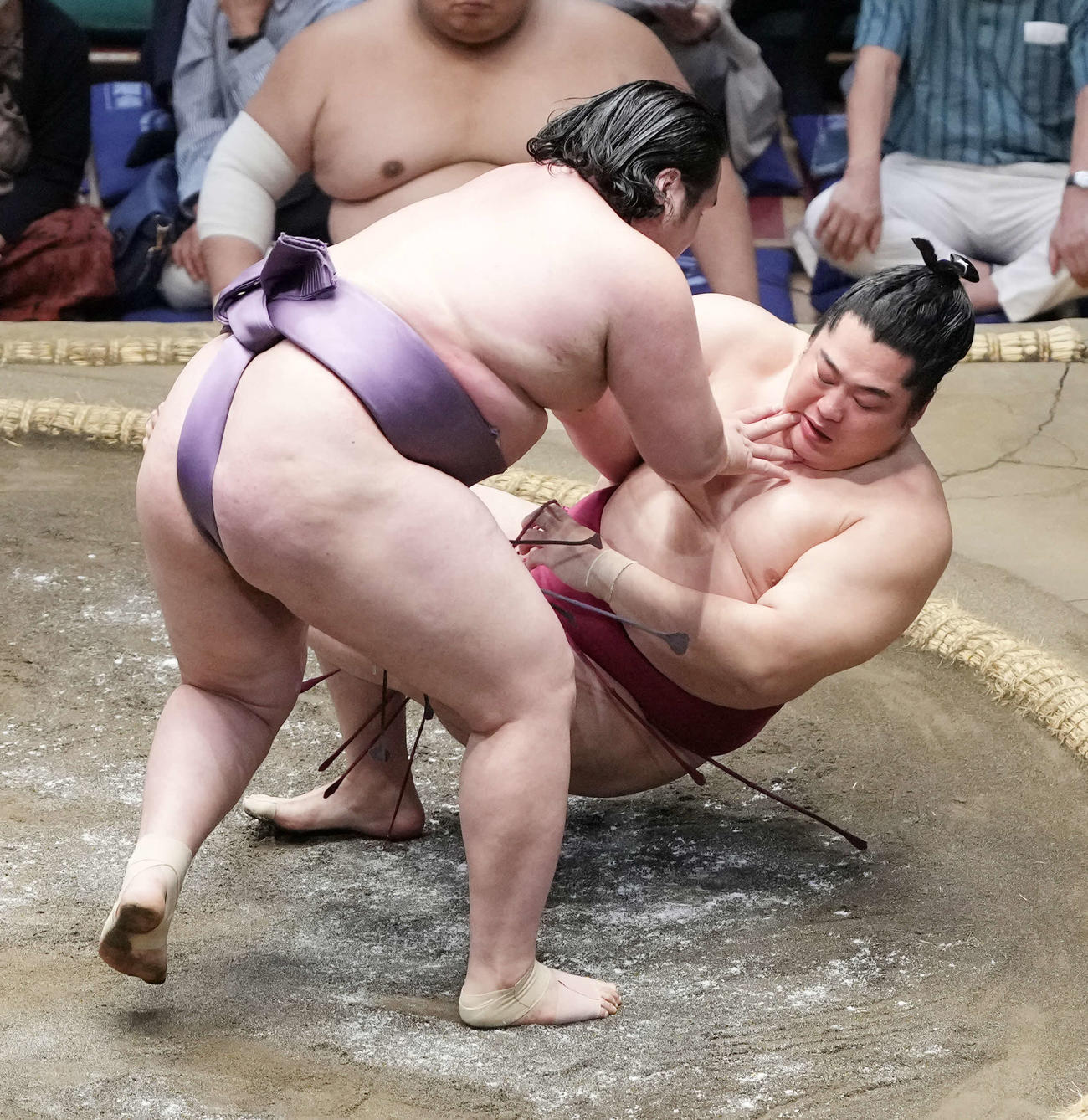 阿武剋（左）に浴びせ倒しで敗れる遠藤（撮影・小沢裕）