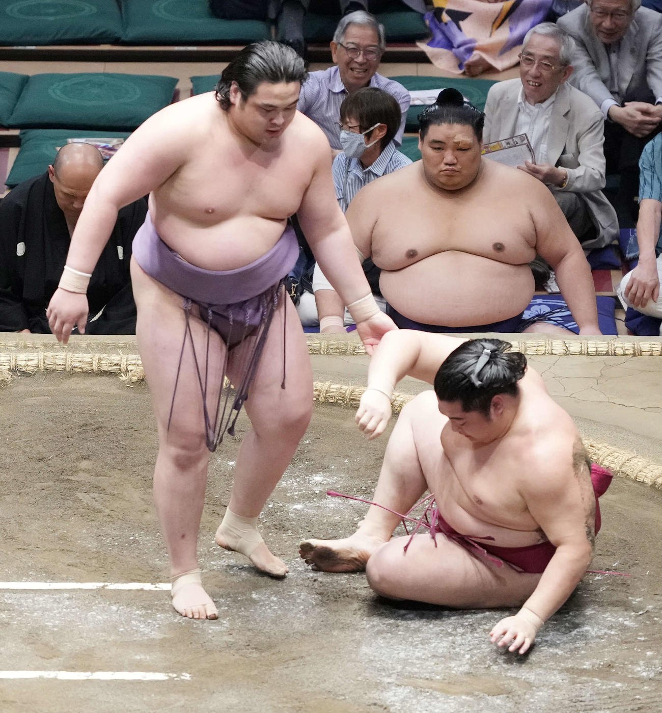 阿武剋（左）は遠藤を浴びせ倒しで破る（撮影・小沢裕）