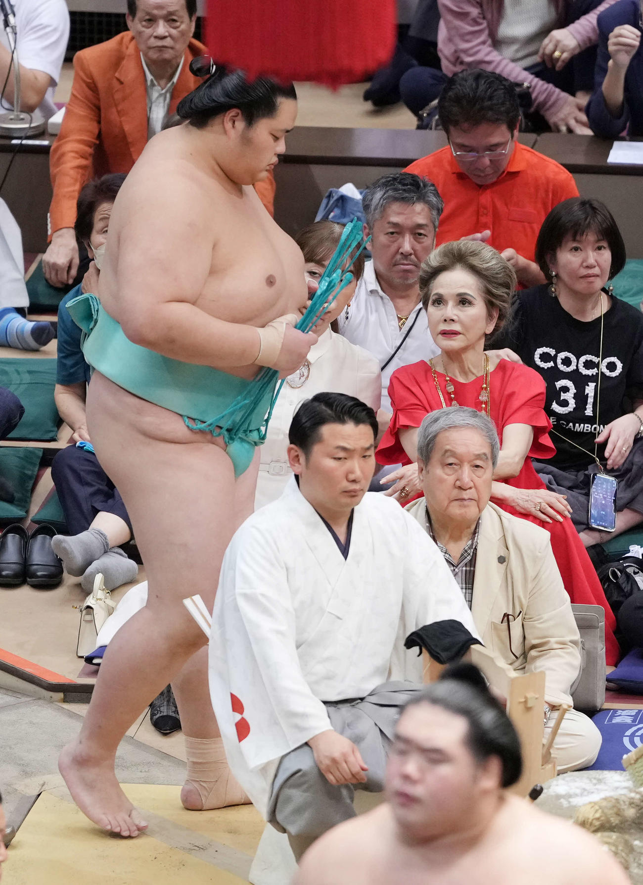 入場した琴桜。右はデヴィ夫人（撮影・小沢裕）