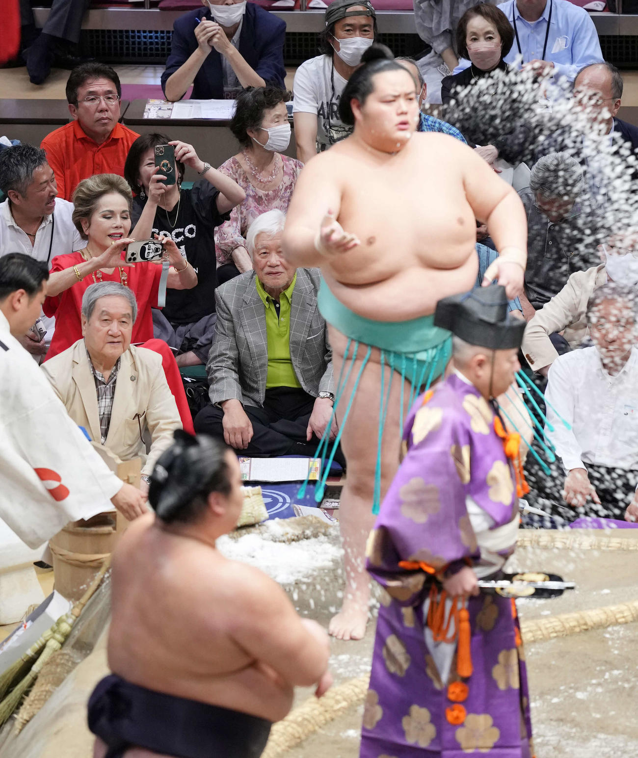 琴桜と湘南乃海（手前）の一番をスマホで撮影するデヴィ夫人（左端）（撮影・小沢裕）