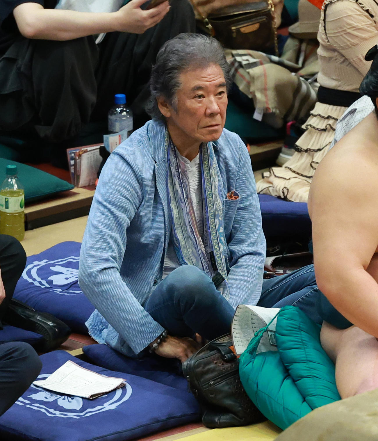 観戦する西岡徳馬（撮影・中島郁夫）