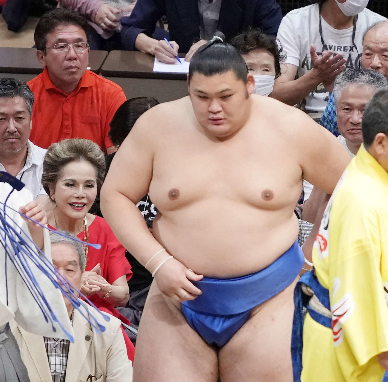 3敗を死守した大の里。左は観戦するデヴィ夫人（撮影・小沢裕）