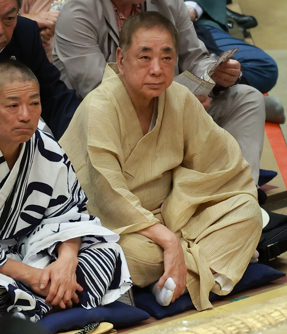 観戦する三遊亭好楽（撮影・中島郁夫）