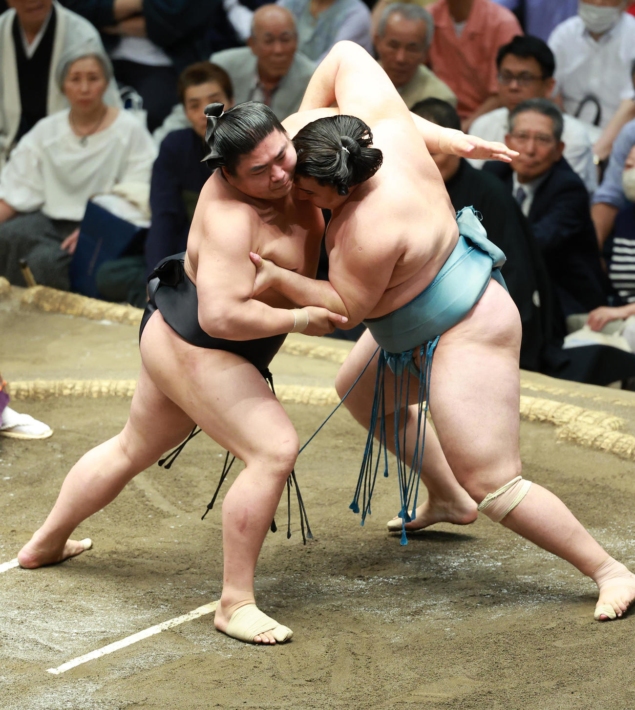 欧勝馬（右）を押し出しで破る若元春（撮影・中島郁夫）