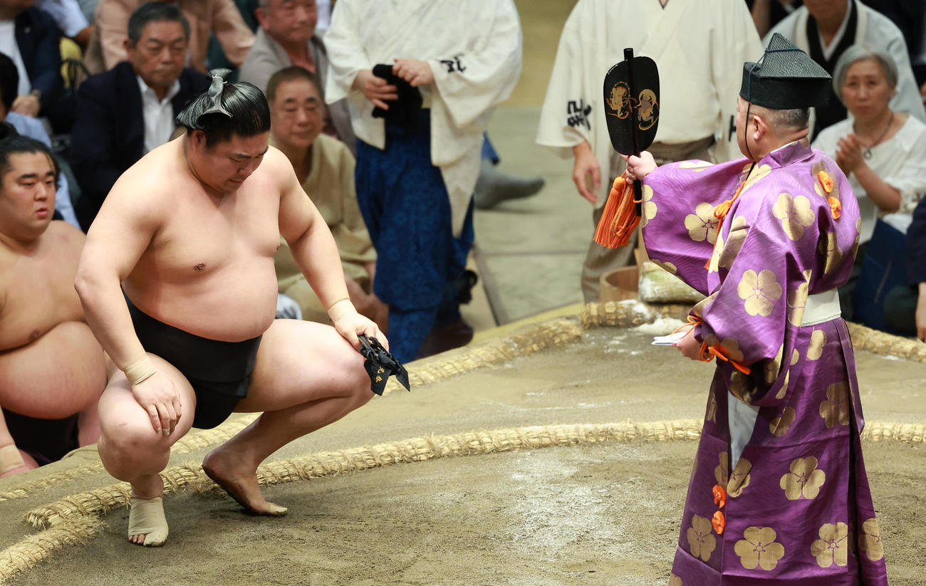 勝ち名乗りを受ける若元春（撮影・中島郁夫）