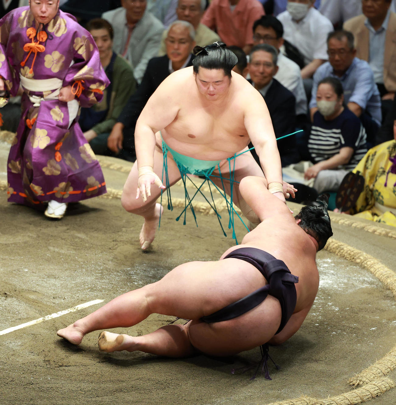 湘南乃海（下）を上手出し投げで破る琴桜（撮影・中島郁夫）