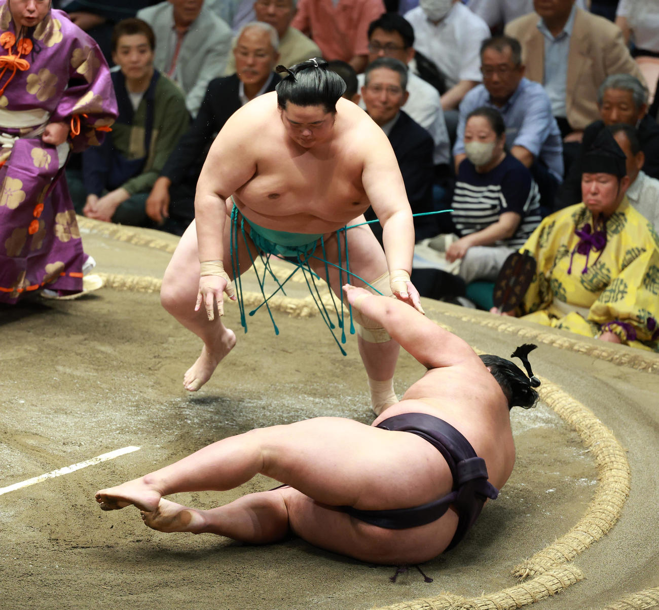 湘南乃海（下）を上手出し投げで破る琴桜（撮影・中島郁夫）