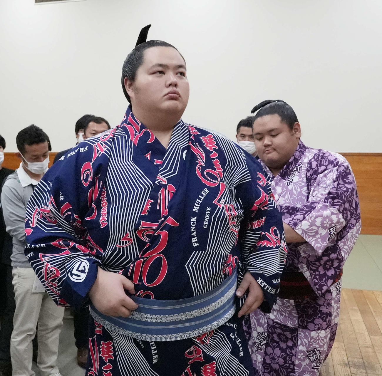 支度部屋で着替えをする琴桜