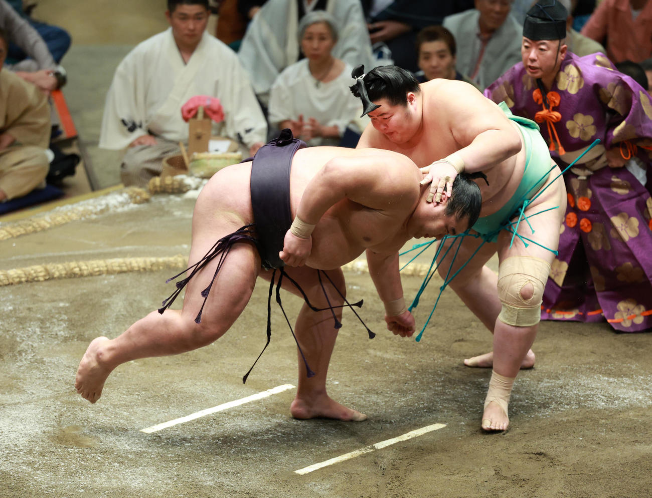 湘南乃海（左）を上手出し投げで破る琴桜（撮影・中島郁夫）