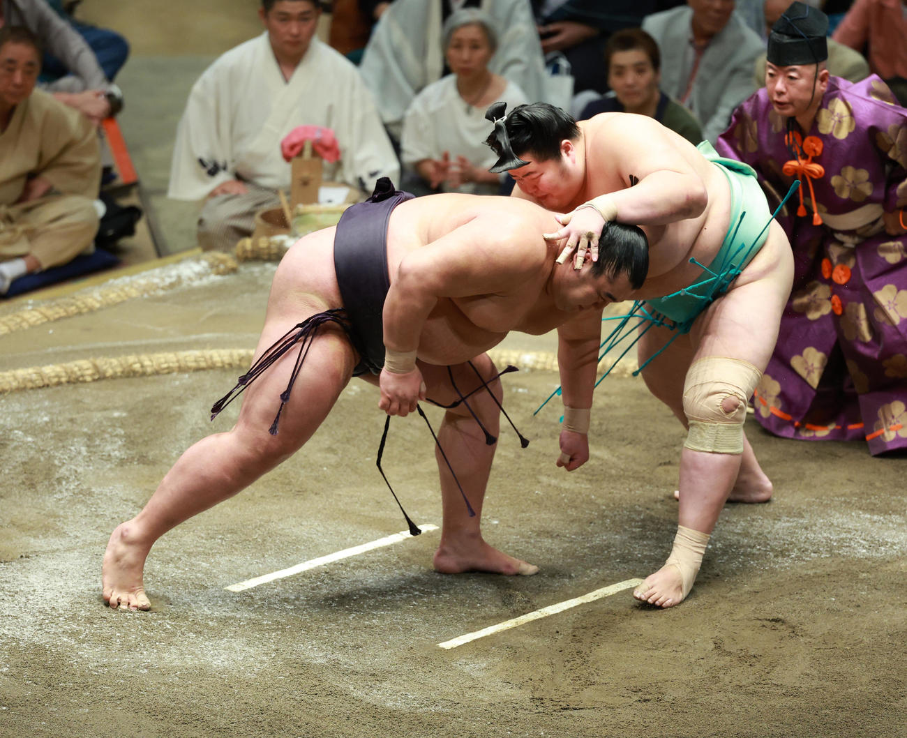 湘南乃海（左）を上手出し投げで破る琴桜（撮影・中島郁夫）