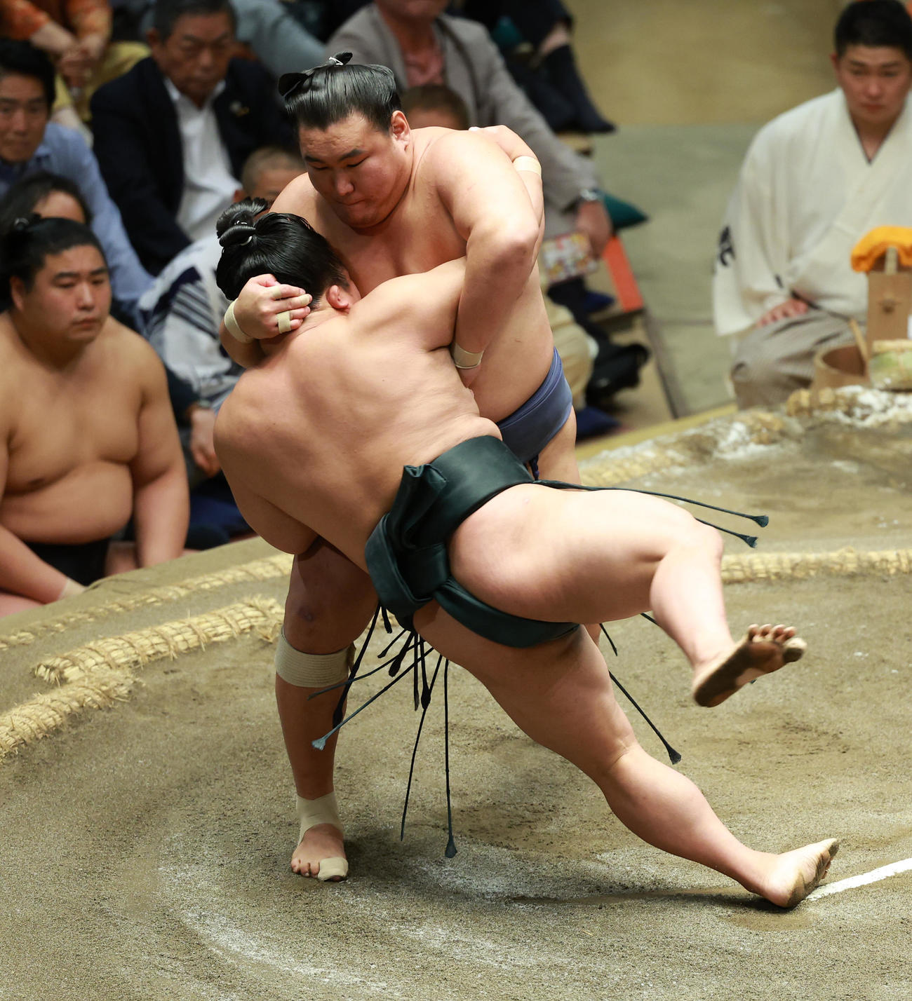 翠富士（手前）を小手投げで破る豊昇龍（撮影・中島郁夫）