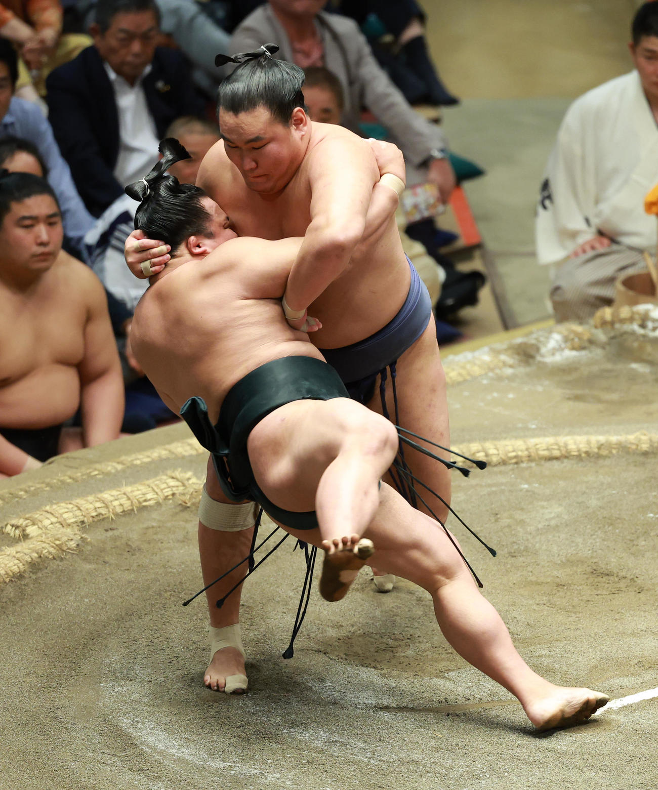 翠富士（左）を小手投げで破る豊昇龍（撮影・中島郁夫）