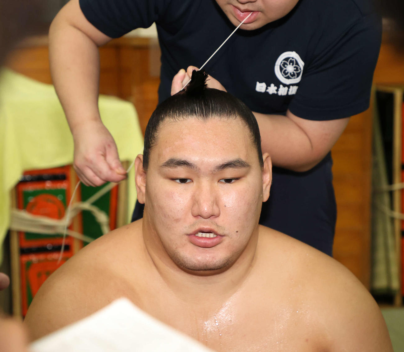 支度部屋で髪を整える豊昇龍