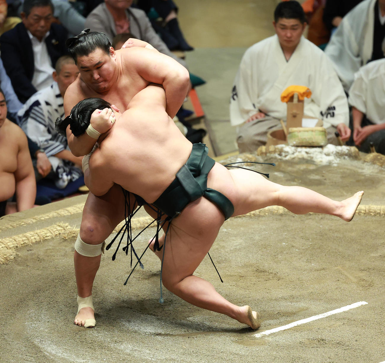 翠富士（手前）を小手投げで破る豊昇龍（撮影・中島郁夫）