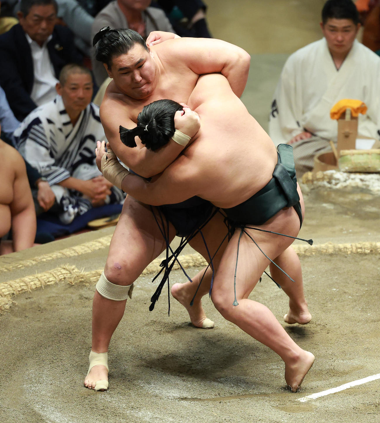 翠富士（右）を小手投げで破る豊昇龍（撮影・中島郁夫）