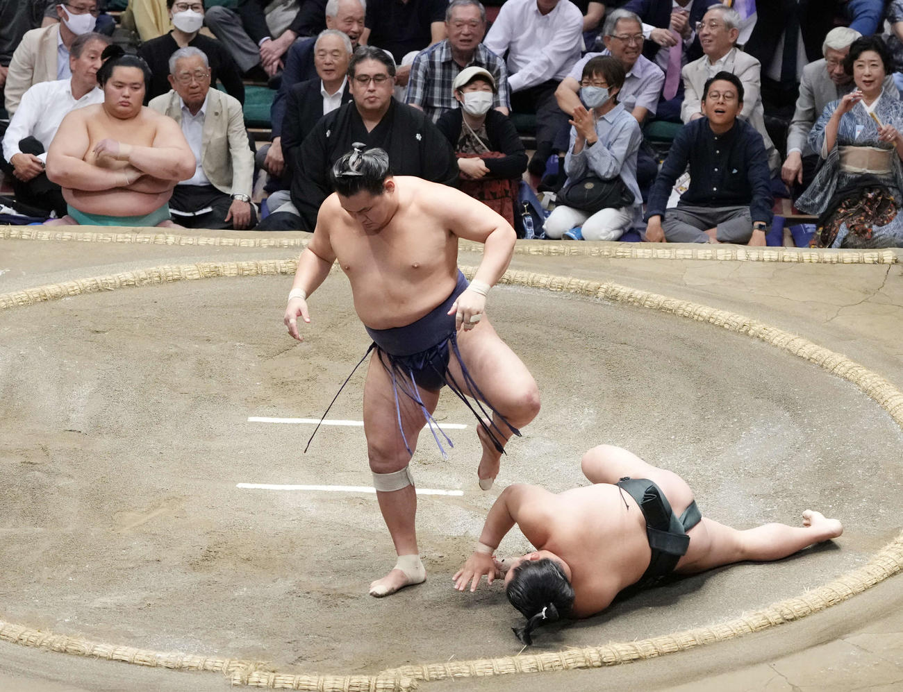 豊昇龍は翔猿（右）を小手投げで破る。左上は土俵下控えの琴桜（撮影・小沢裕）