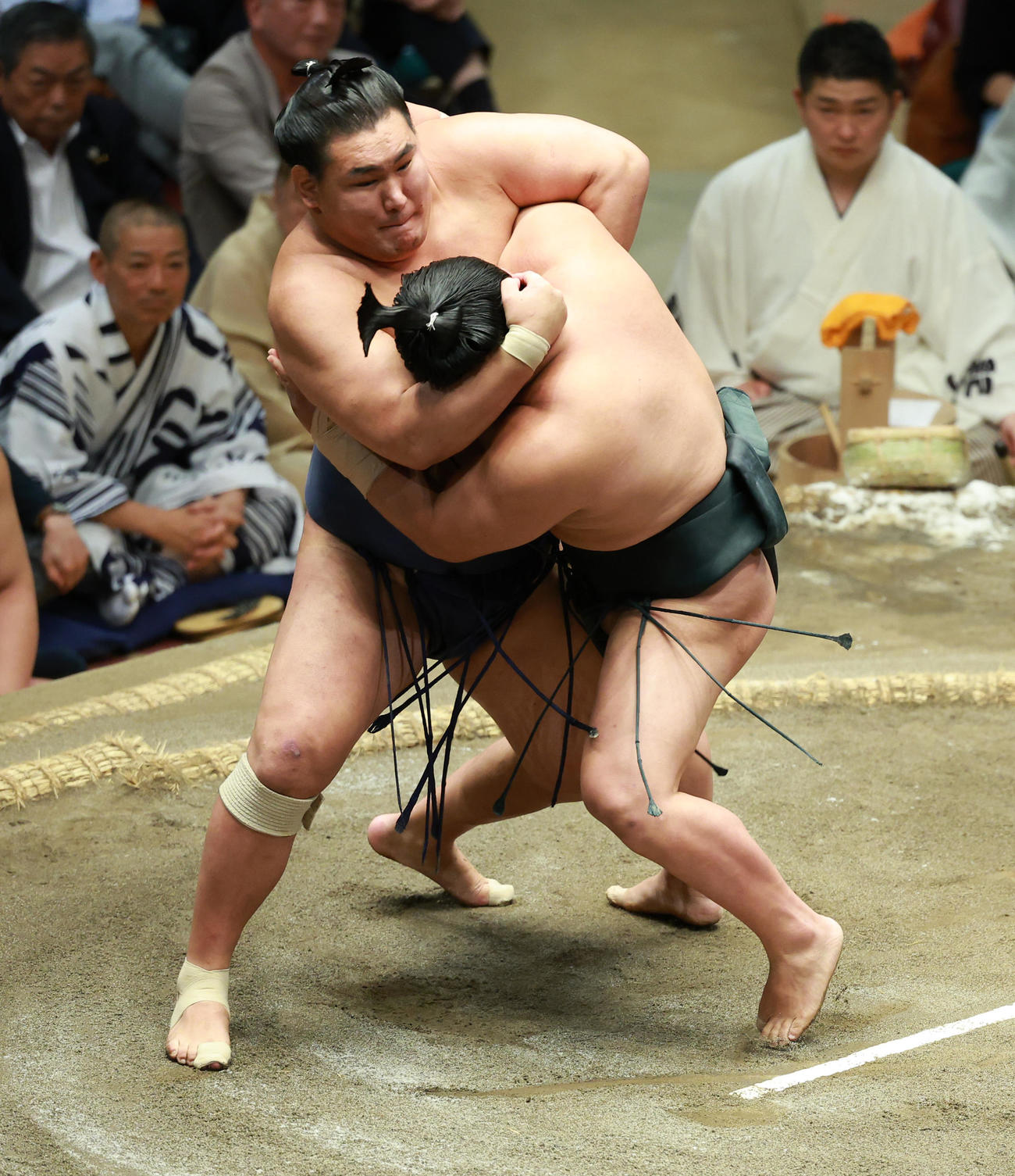 翠富士（右）を小手投げで破る豊昇龍（撮影・中島郁夫）