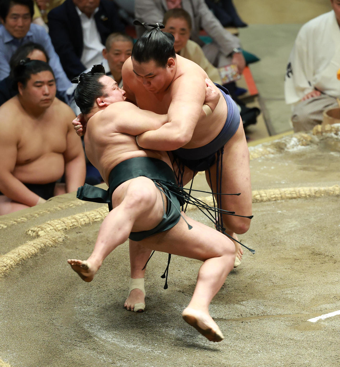 翠富士（左）を小手投げで破る豊昇龍（撮影・中島郁夫）