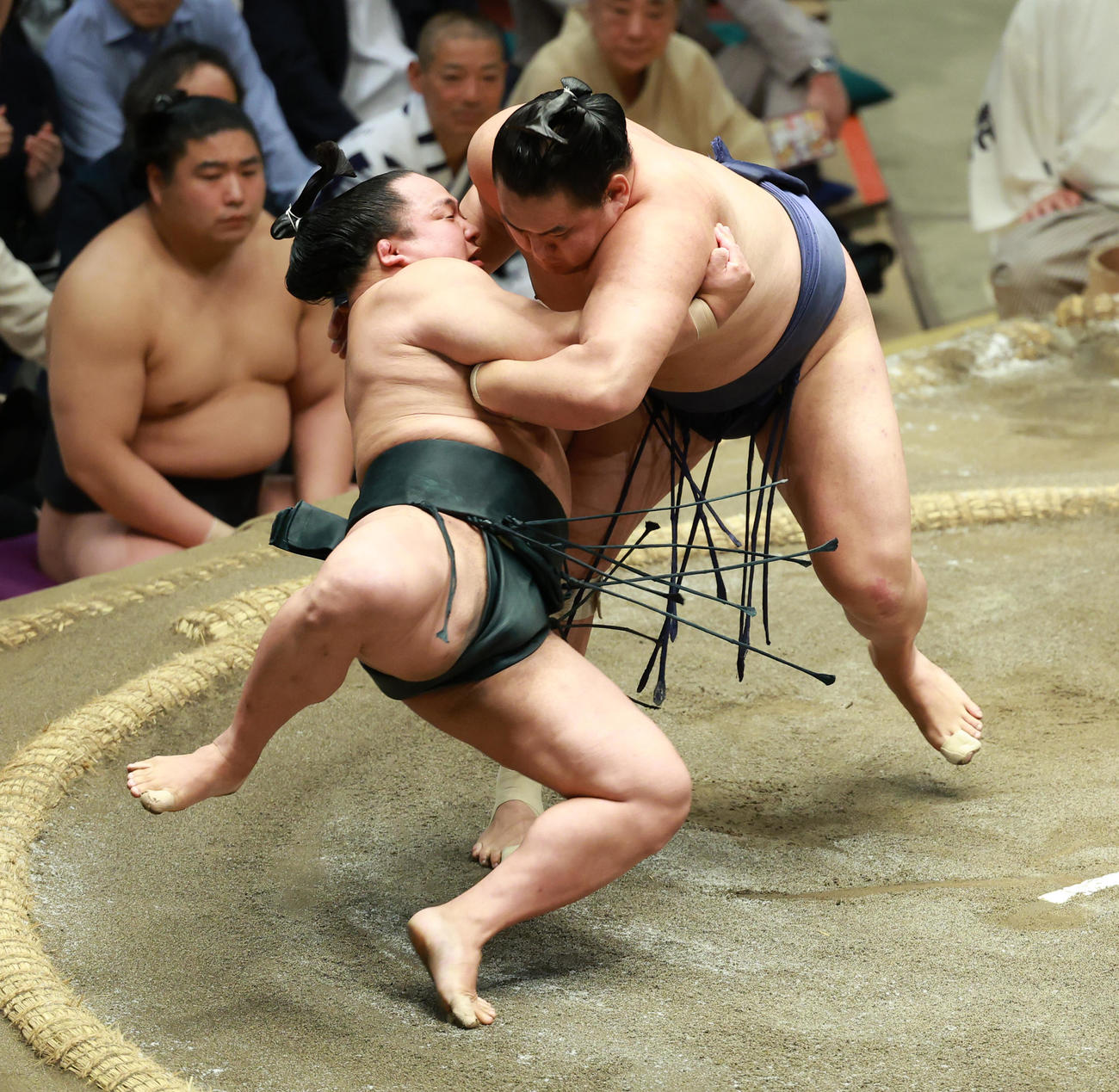 翠富士（左）を小手投げで破る豊昇龍（撮影・中島郁夫）