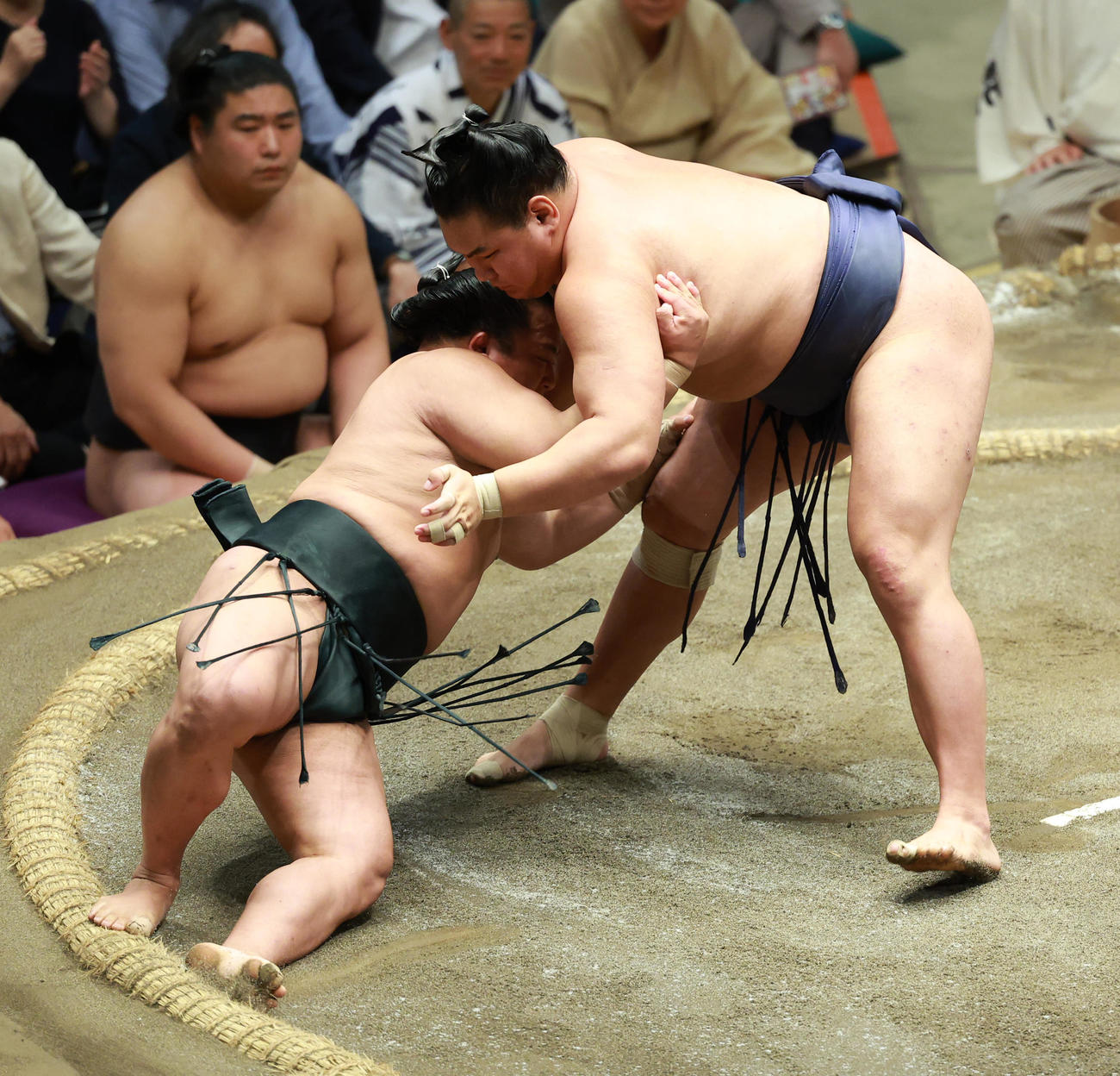 翠富士（左）を小手投げで破る豊昇龍（撮影・中島郁夫）