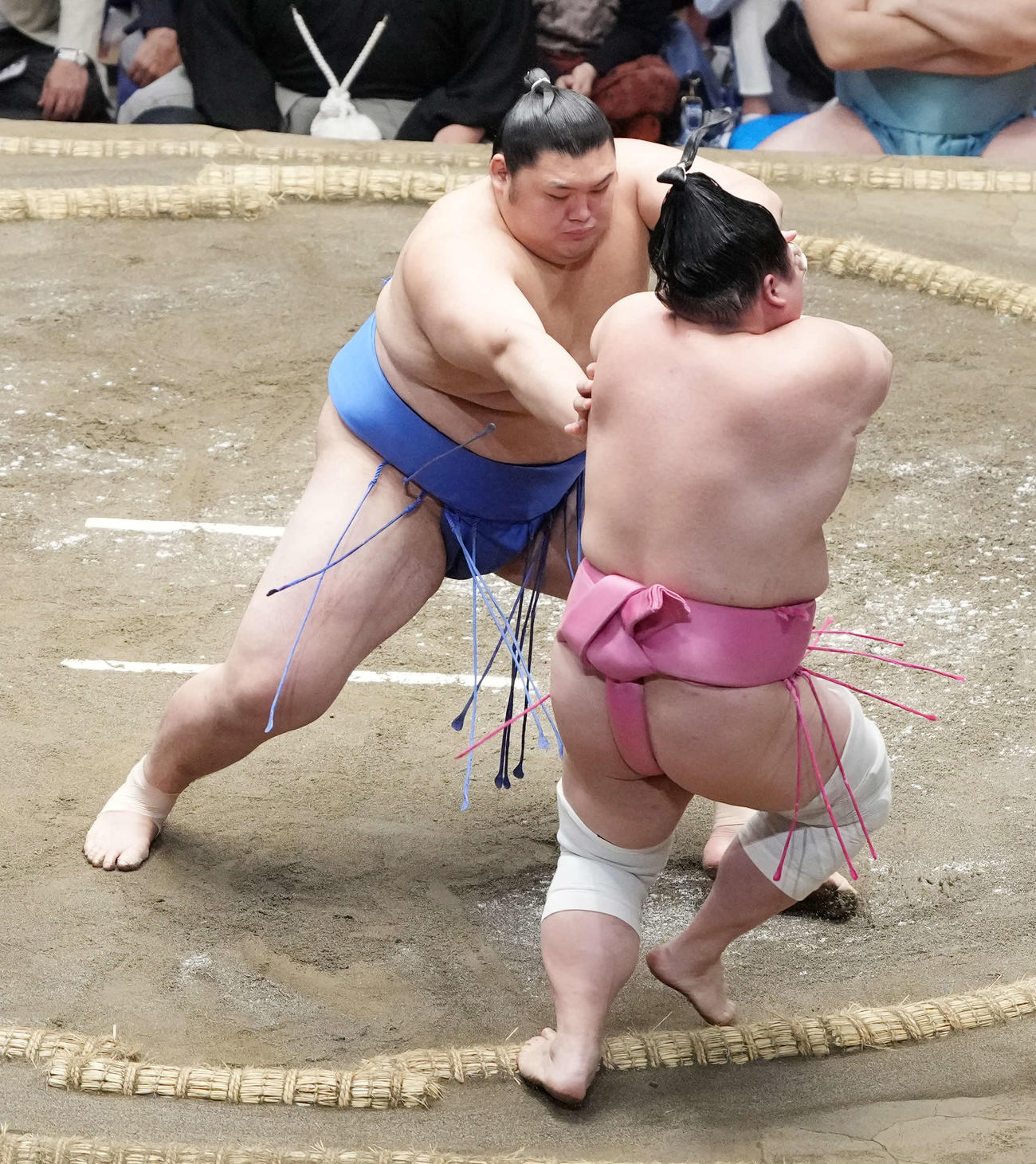 大の里は宇良（右）を押し出しで破る（撮影・小沢裕）