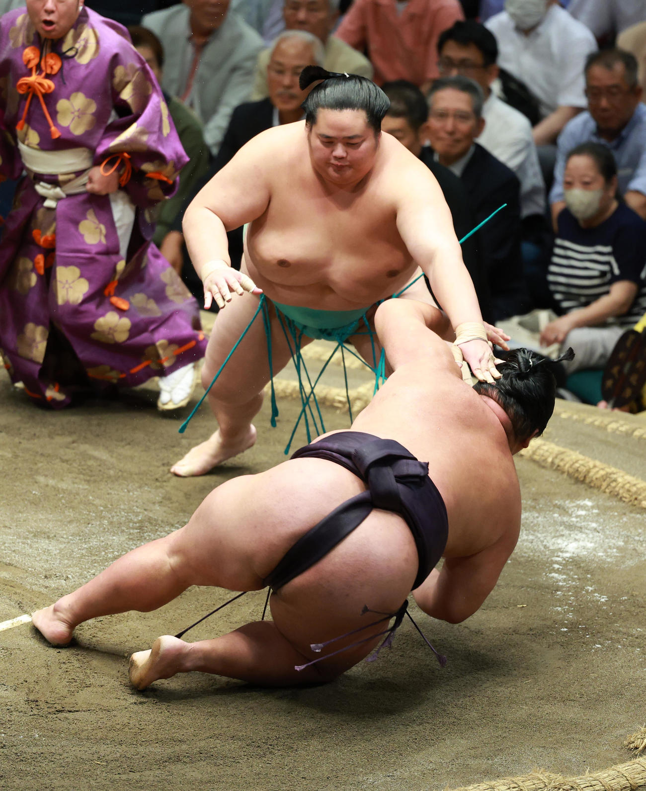 湘南乃海（下）を上手出し投げで破る琴桜（撮影・中島郁夫）