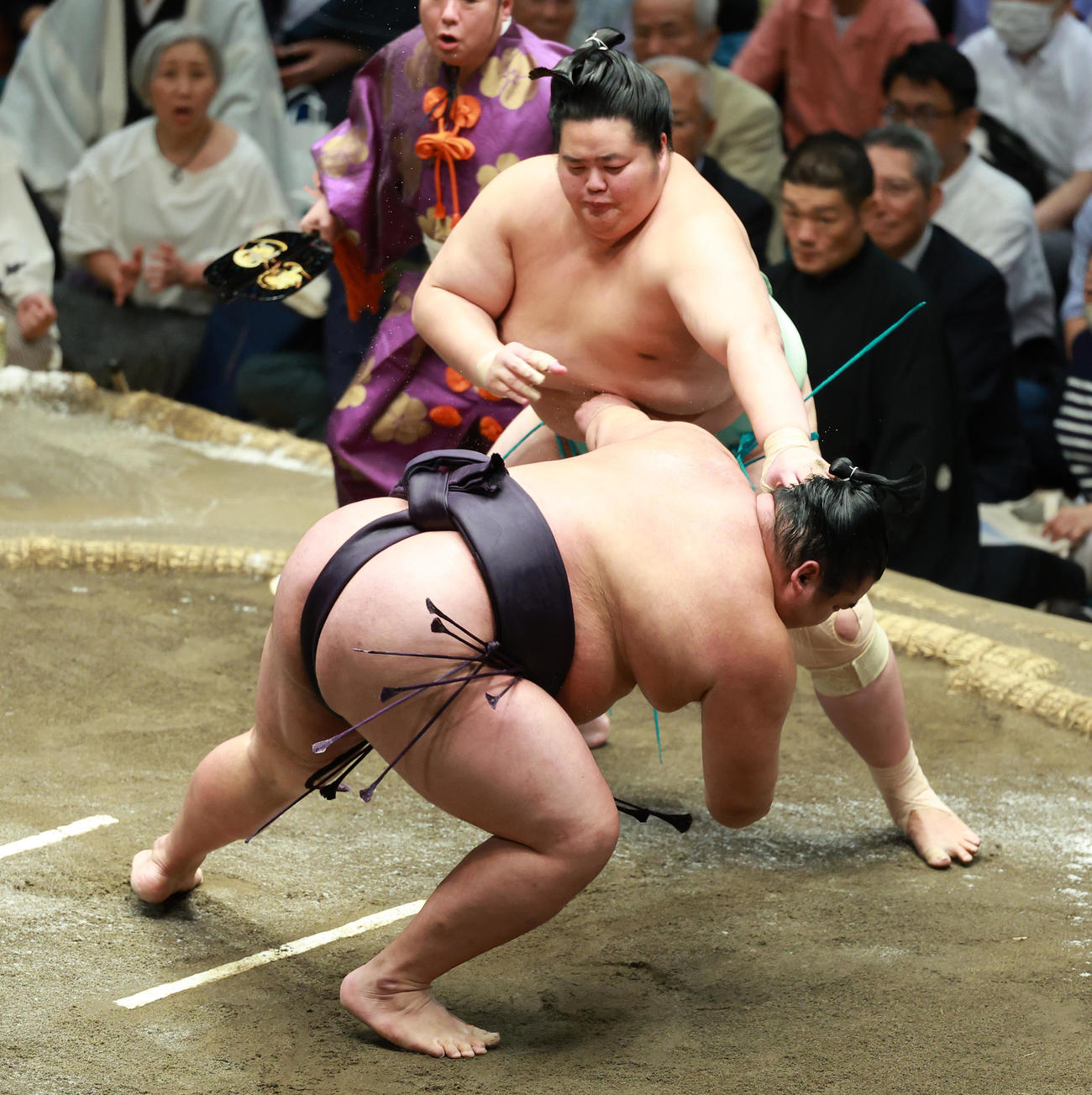 湘南乃海（下）を上手出し投げで破る琴桜（撮影・中島郁夫）