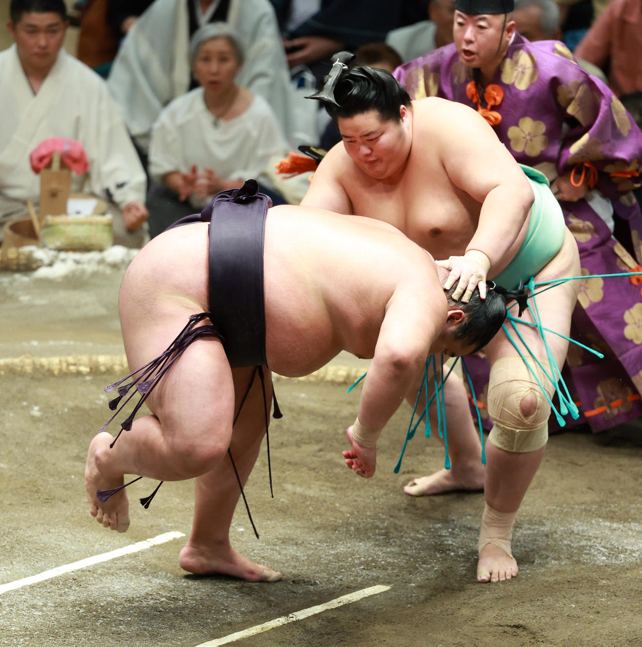 湘南乃海（左）を上手出し投げで破る琴桜（撮影・中島郁夫）