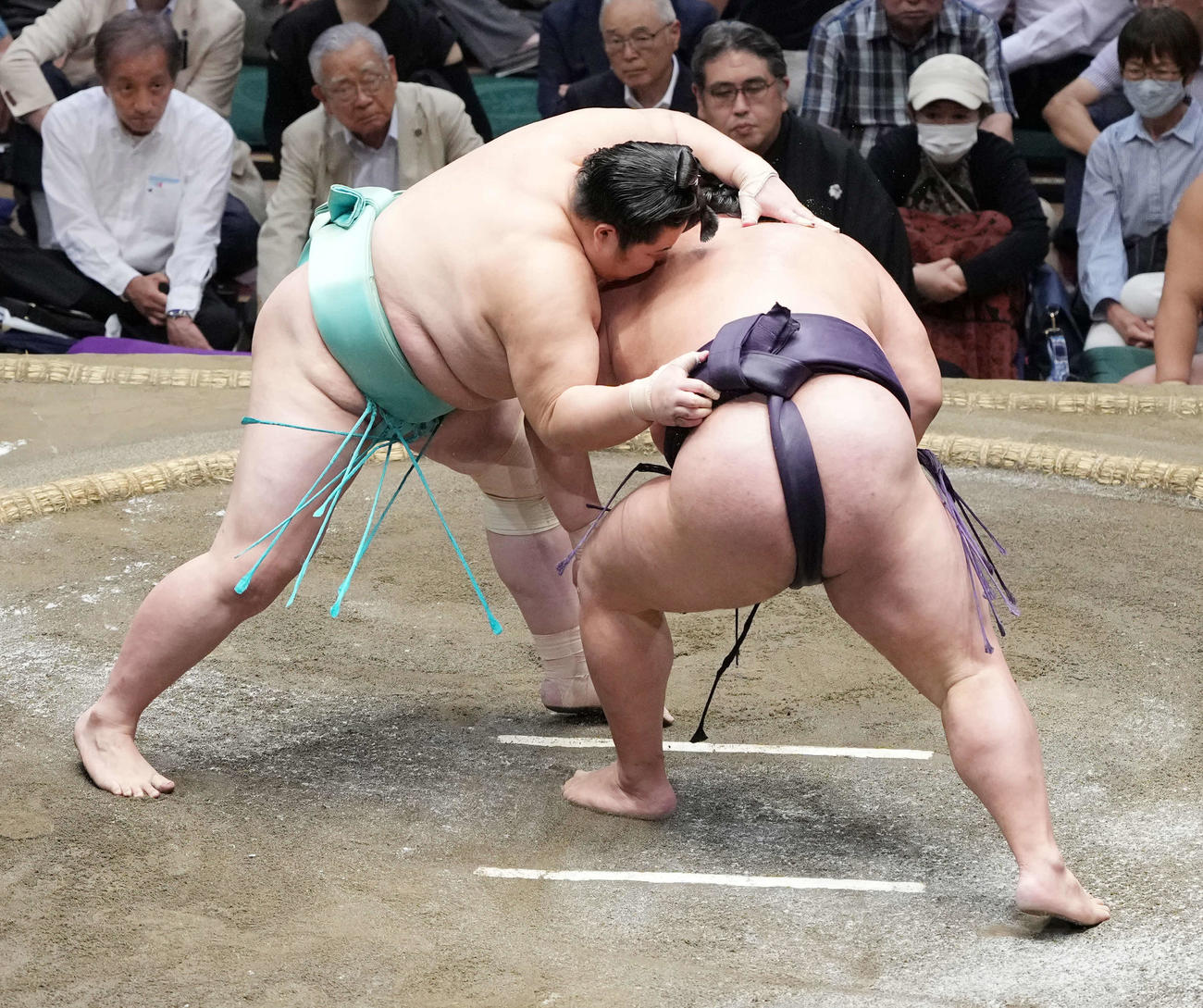 琴桜（左）は湘南乃海を上手出し投げで破る（撮影・小沢裕）