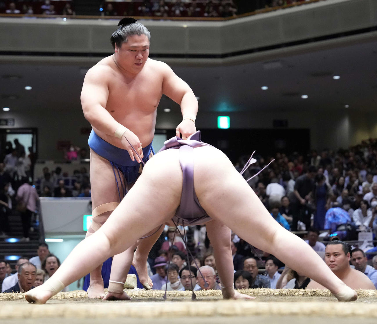 若隆景は阿武剋（手前）をはたき込みで破る（撮影・小沢裕）
