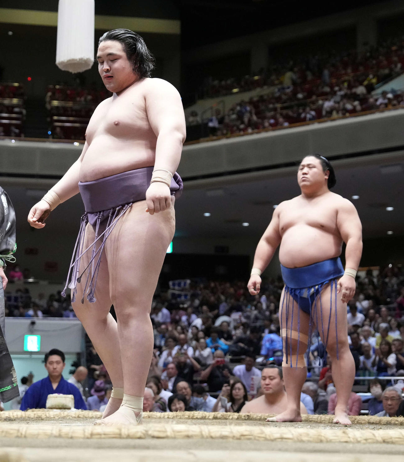 阿武剋（左）は若隆景にはたき込みで敗れる（撮影・小沢裕）