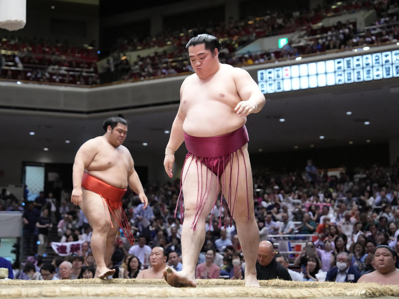 大相撲夏場所14日目、遠藤（右）は寄り切りで志摩ノ海を破る（撮影・小沢裕）