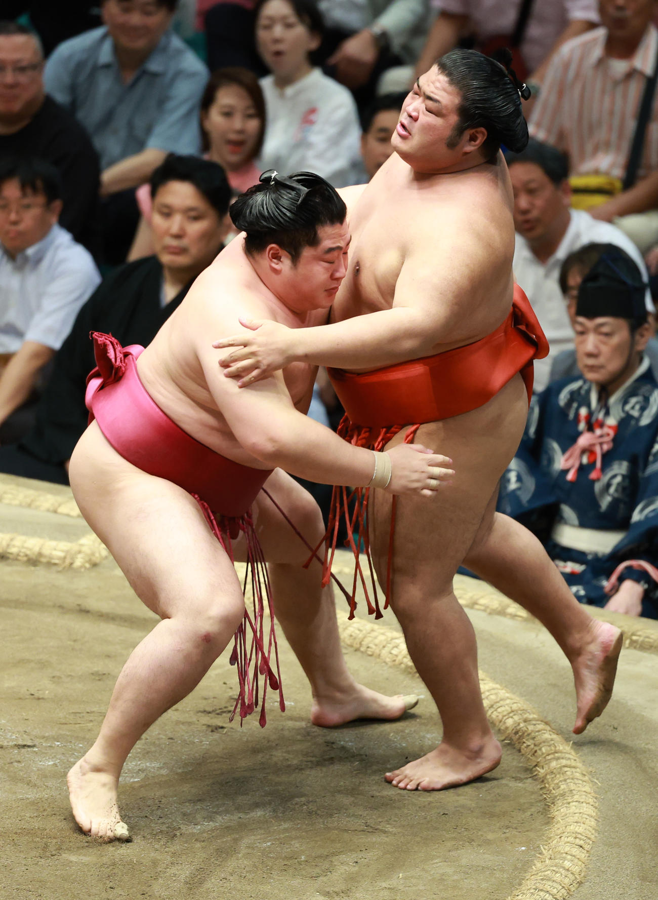志摩ノ海（右）を寄り切りで破る遠藤（撮影・中島郁夫）