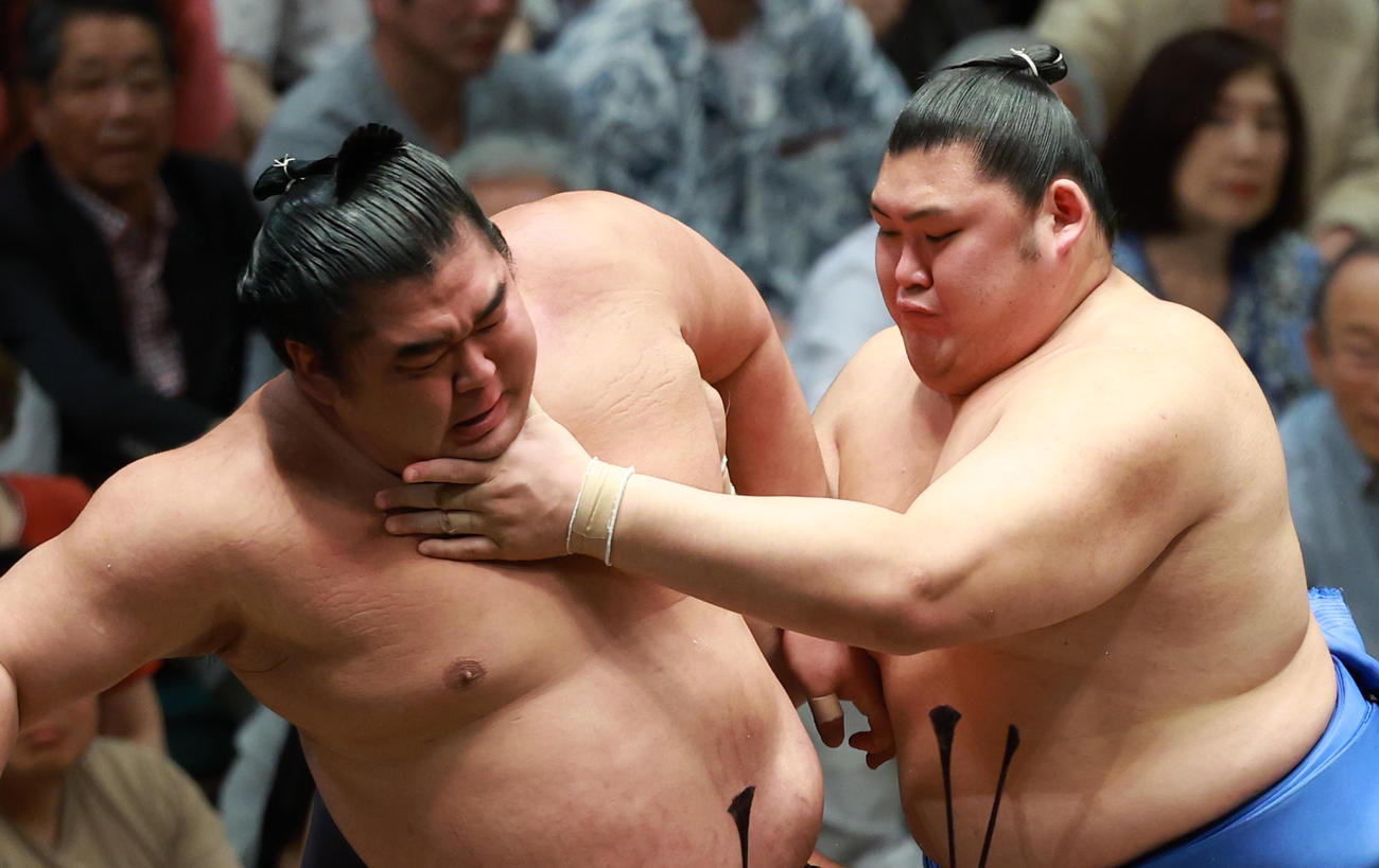 湘南乃海（左）を押し出しで破る大の里（撮影・中島郁夫）