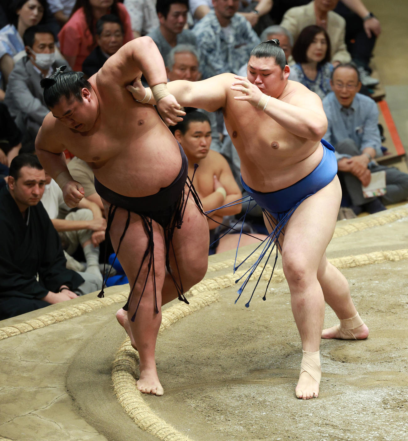 湘南乃海（左）を押し出しで破る大の里（撮影・中島郁夫）