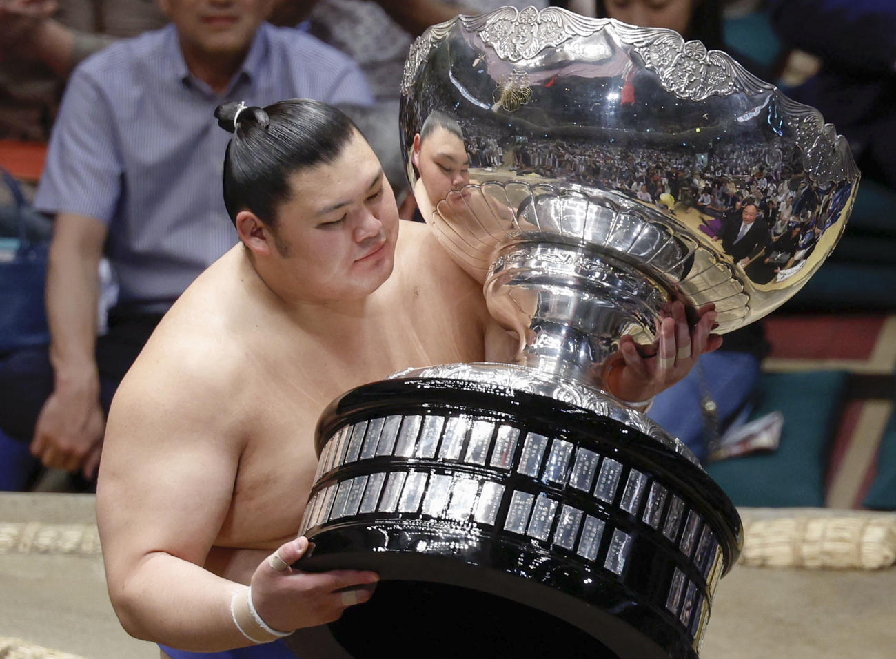 初優勝を果たし、内閣総理大臣杯を受け取る大の里＝両国国技館（共同）