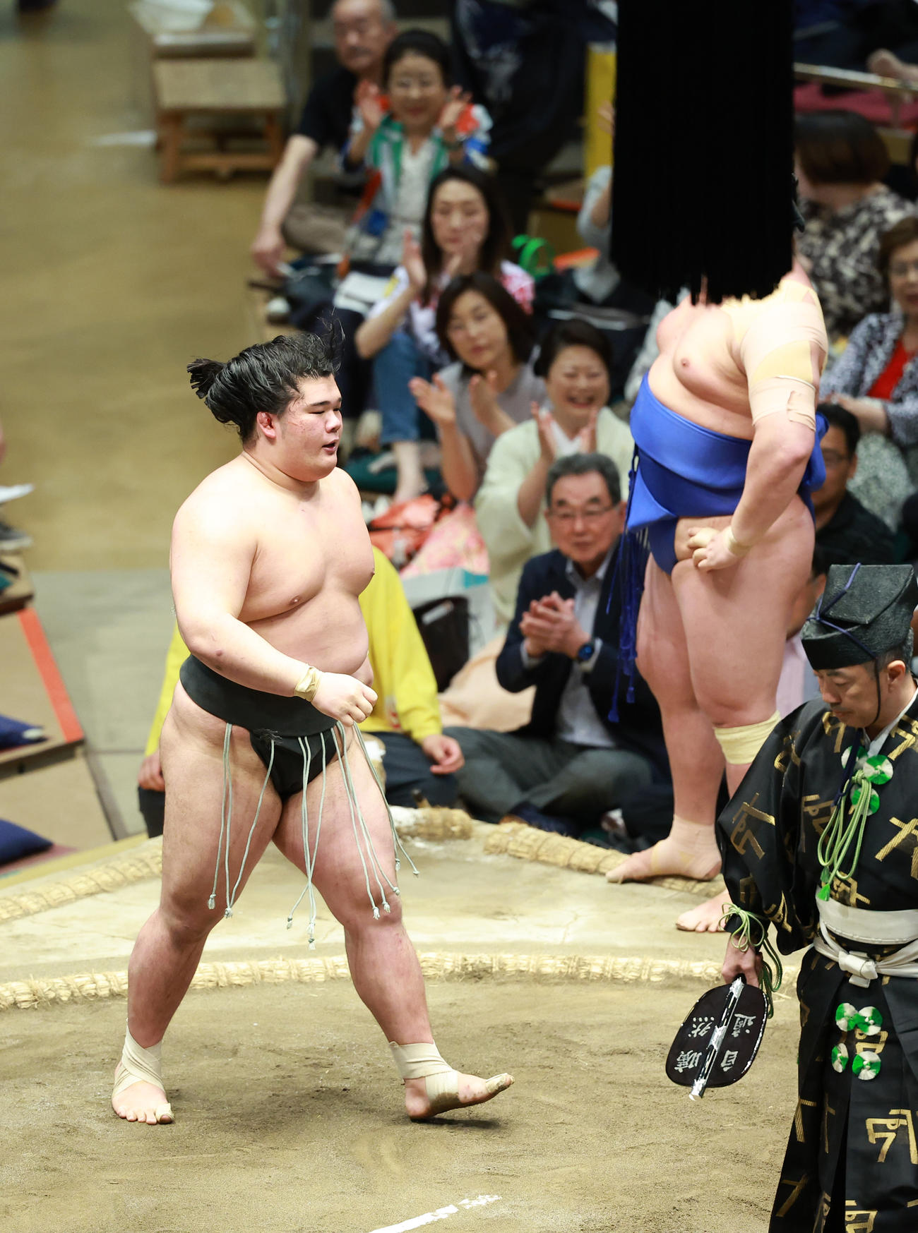 欧勝海（右）を寄り切りで破る木竜皇（撮影・中島郁夫）