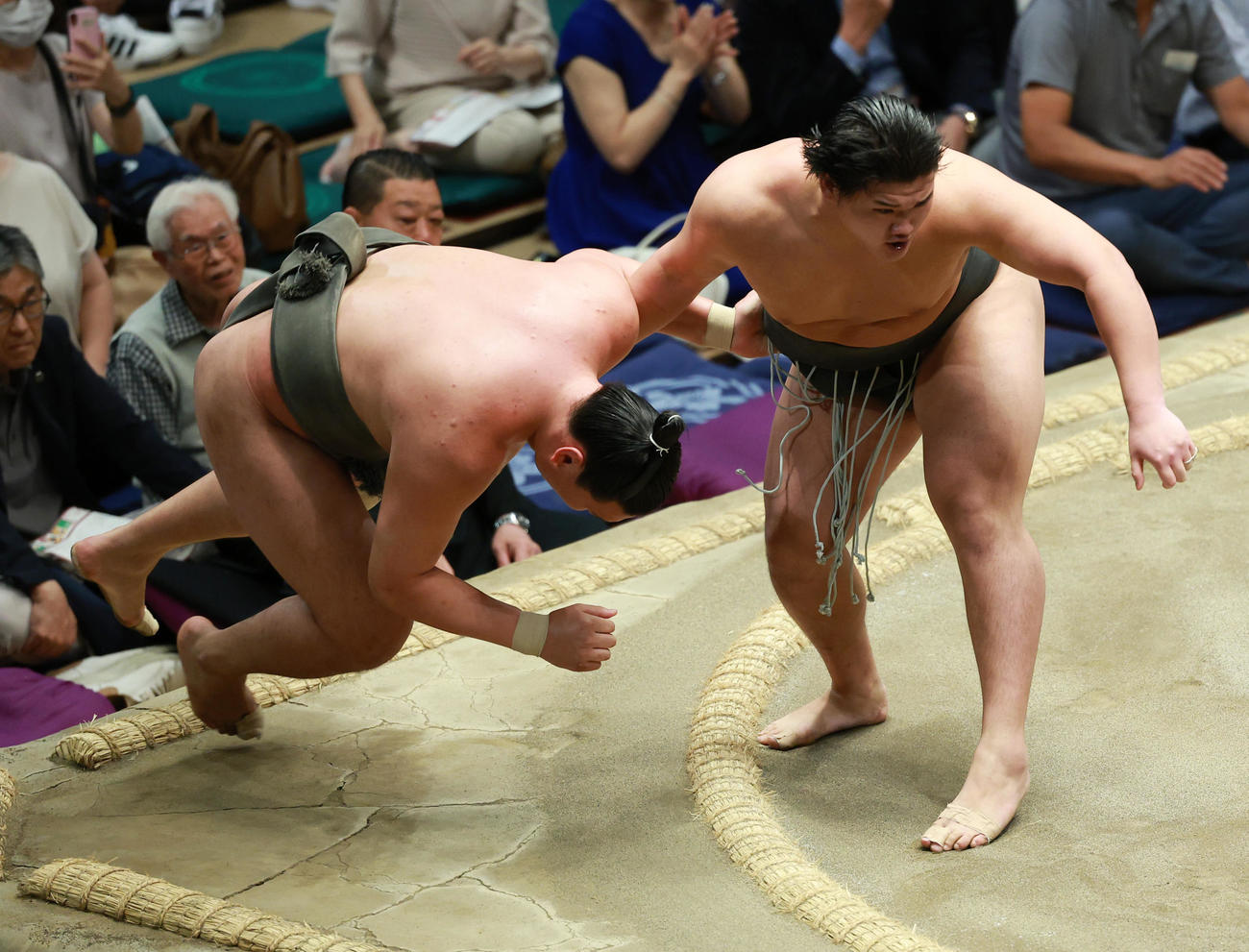 聖白鵬（左）を下手投げで破る野田（撮影・中島郁夫）