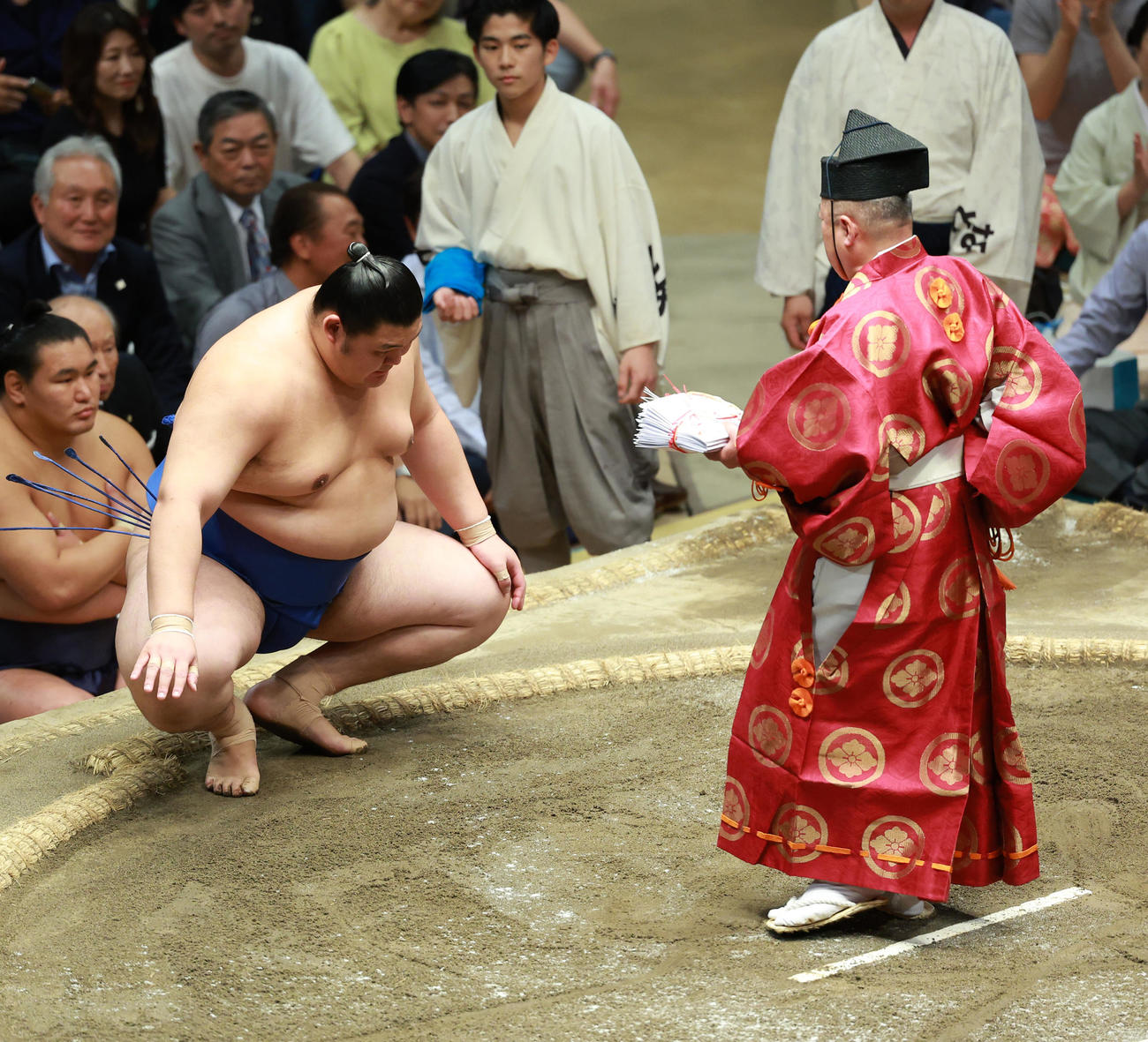 勝ち名乗りを受ける大の里（撮影・中島郁夫）