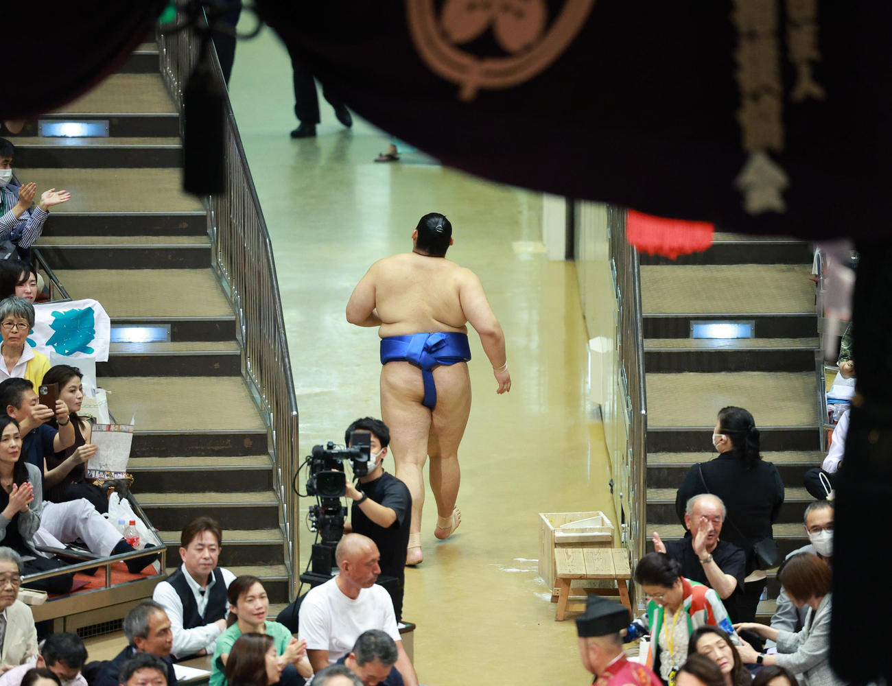 初優勝を決めさっそうと東花道を引きあげる大の里（撮影・中島郁夫）